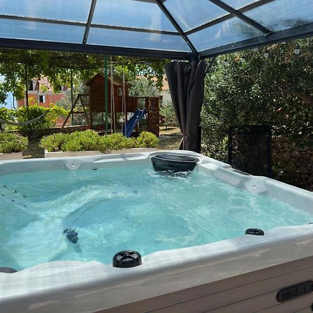 Vacation House Marin With Jacuzzi - Bol, Brac Екстериор снимка