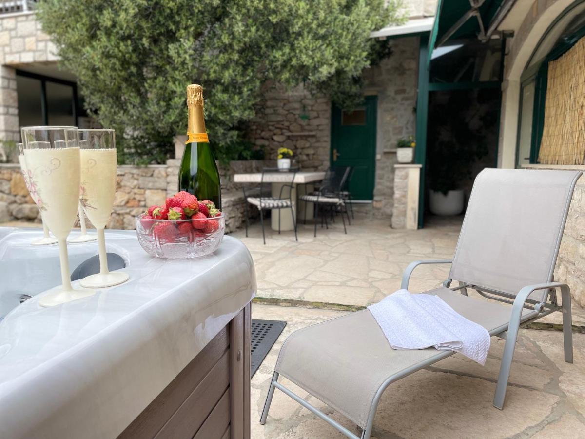 Vacation House Marin With Jacuzzi - Bol, Brac Екстериор снимка