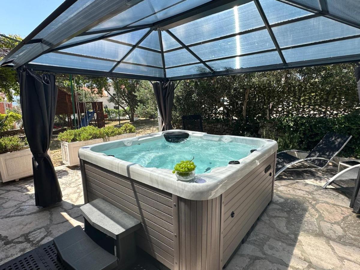 Vacation House Marin With Jacuzzi - Bol, Brac Екстериор снимка