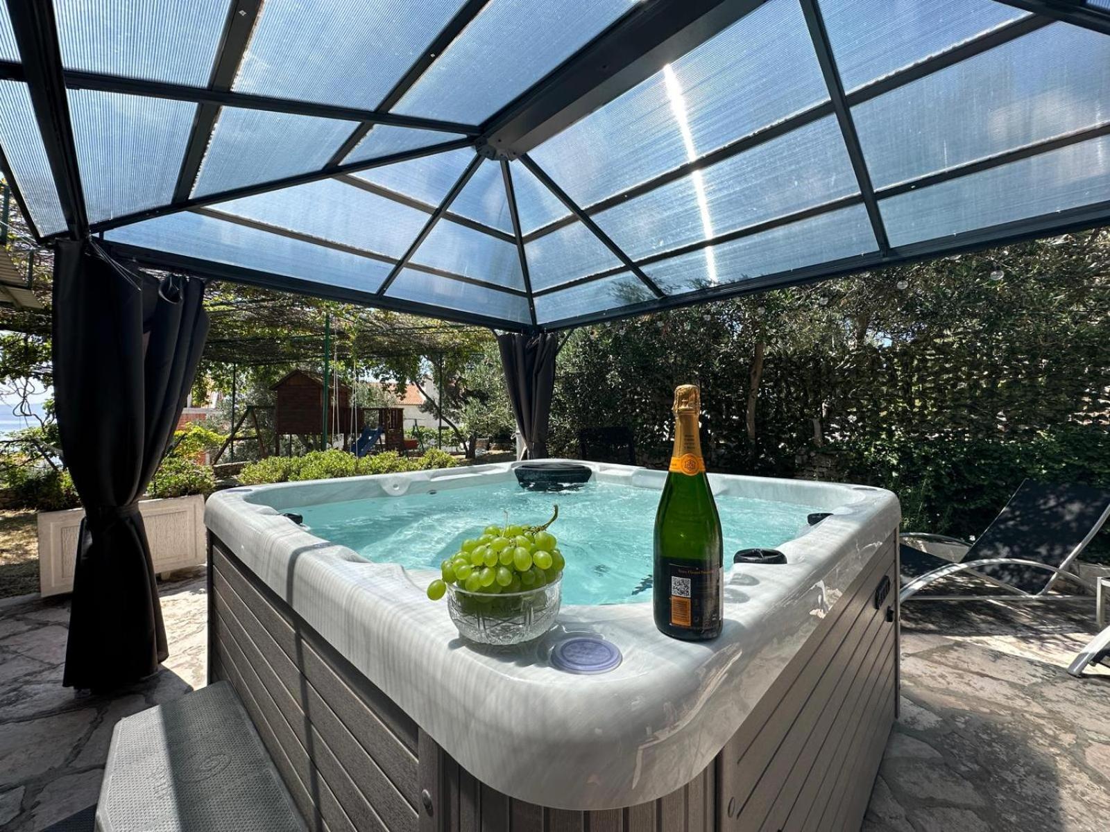 Vacation House Marin With Jacuzzi - Bol, Brac Екстериор снимка